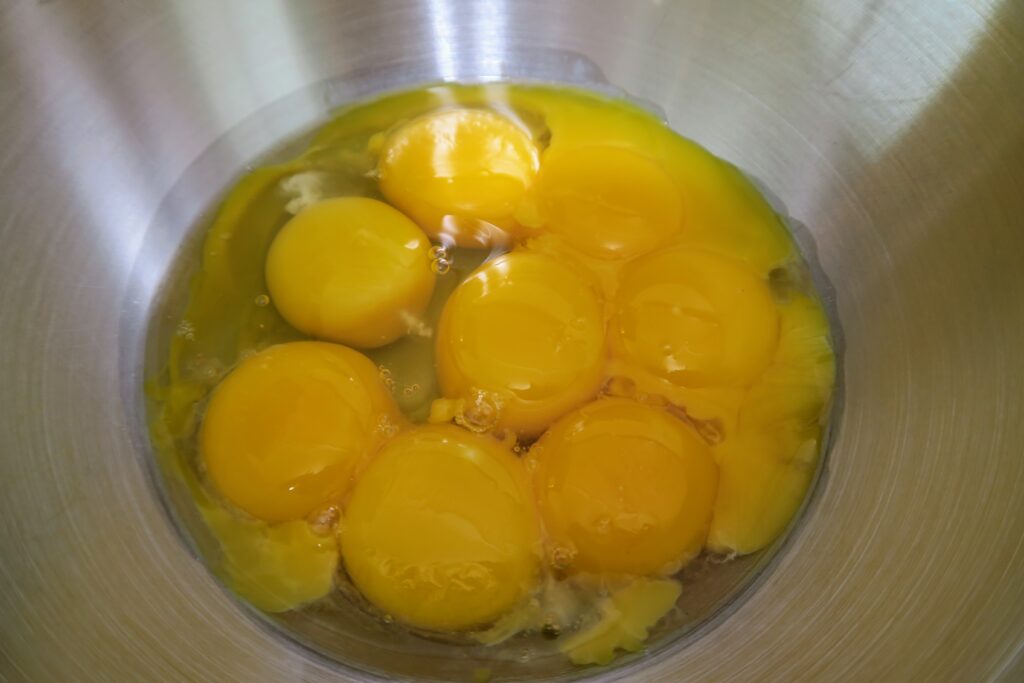 9 egg yolks and 1 egg white in a bowl